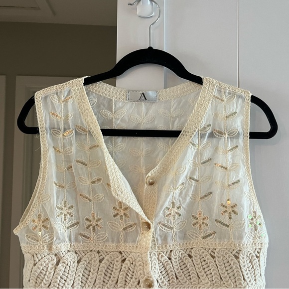 NWOT!  Sleeveless Vest - Picture 2 of 6